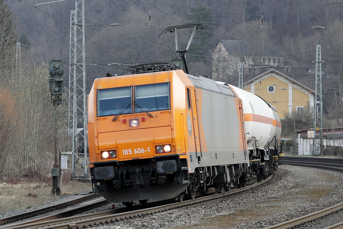 die an RheinCargo vermietete AlphaTrains 185 606 durchfährt mit ihren Kesselwagen Solnhofen, 19.03.2022