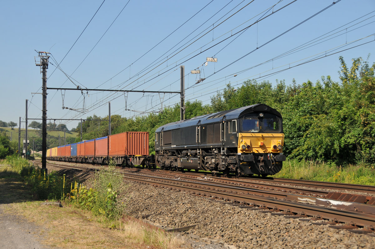 Die an RRF vermietete 266 120-5 alias 653-10, ehemals DE684 bei RheinCargo, zieht einen Containerzug durch Bassenge Richtung Aachen-West. Aufnahme vom 30/06/2018.