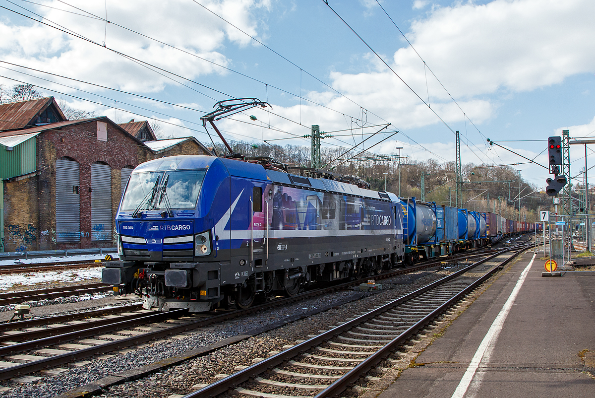 Die an die RTB CARGO vermietete Siemens Vectron MS 193 565 (91 80 6193 565-9 D-ELOC) der ELL Germany GmbH (European Locomotive Leasing) fährt am 08.04.2021 mit einem langen KLV-Zug durch Betzdorf (Sieg) in Richtung Siegen.

Die Siemens Vectron MS der Variante A54 - 6.4 MW wurde 2018 von Siemens in München-Allach unter der Fabriknummer 22875 gebaut. Sie hat die Zulassungen für Deutschland, Österreich, Ungarn, Rumänien, Belgien und die Niederlande. Nach meiner Sichtung sind auch Polen, Tschechien und die Slowakei vorgesehen, aber diese (SK/PL/CZ) sind noch durchgestrichen.