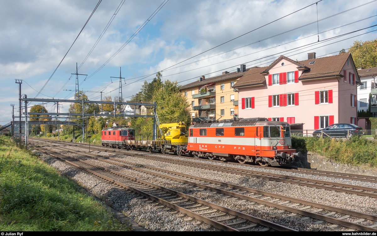 Die an die SRT vermieteten Re 4/4 II 11108 und Re 4/4 II 11152 mit einem Bendini-Kran auf Testfahrt. Aufgenommen in Winterthur am 12. Oktober 2017.