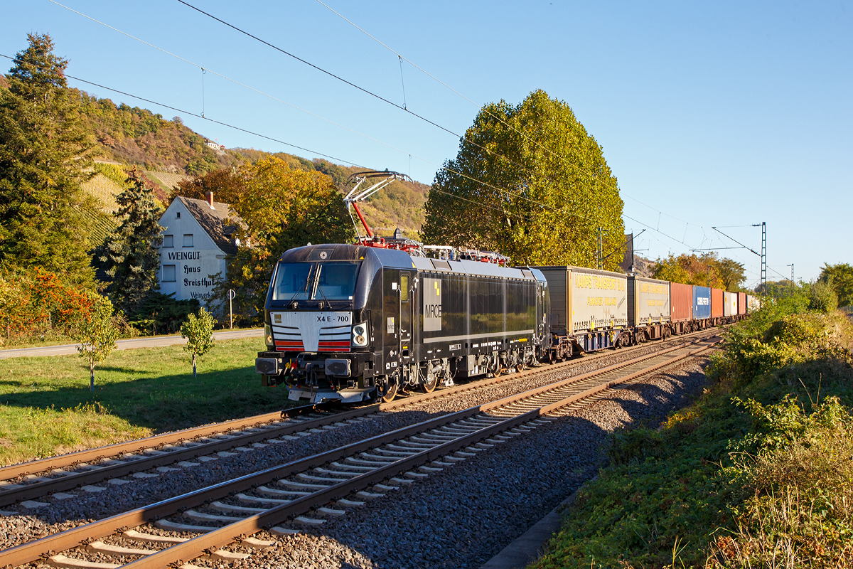 
Die an die TXL vermietete MRCE Dispolok  X4 E - 700 (91 80 6193 700-2 D-DISPO) fährt am 13.10.2018, mit einem Containerzug, durch Leutesdorf in Richtung Norden. 

Die Vectron MS wurde 2018 von Siemens in München unter der Fabriknummer 22316 gebaut und an die MRCE geliefert. 

Diese Vectron Lokomotive ist als MS – Lokomotive (Multisystem-Variante) mit 6.400 kW konzipiert und zugelassen für Deutschland, Österreich, Schweiz, Italien und Niederlande, sie hat eine Höchstgeschwindigkeit von 160 km/h. 
Die Vectron MS hat folgende Leistungen:  
Unter 15kV, 16,7Hz  und 25kV, 50Hz Wechselstrom mit 6400kW; 
unter 3kV Gleichstrom mit 6000kW sowie 
unter 1,5kV Gleichstrom 3500kW