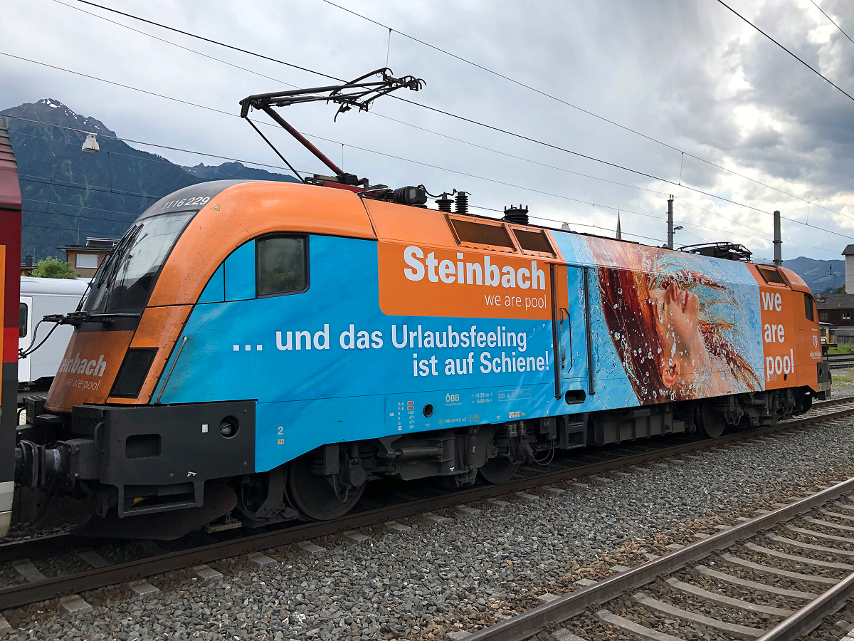 Die andere Rückseite der 1116 229  Steinbach - we are pool  am RJX 169 nach Wien Hbf. Ötztal-Bahnhof am 27.06.2021