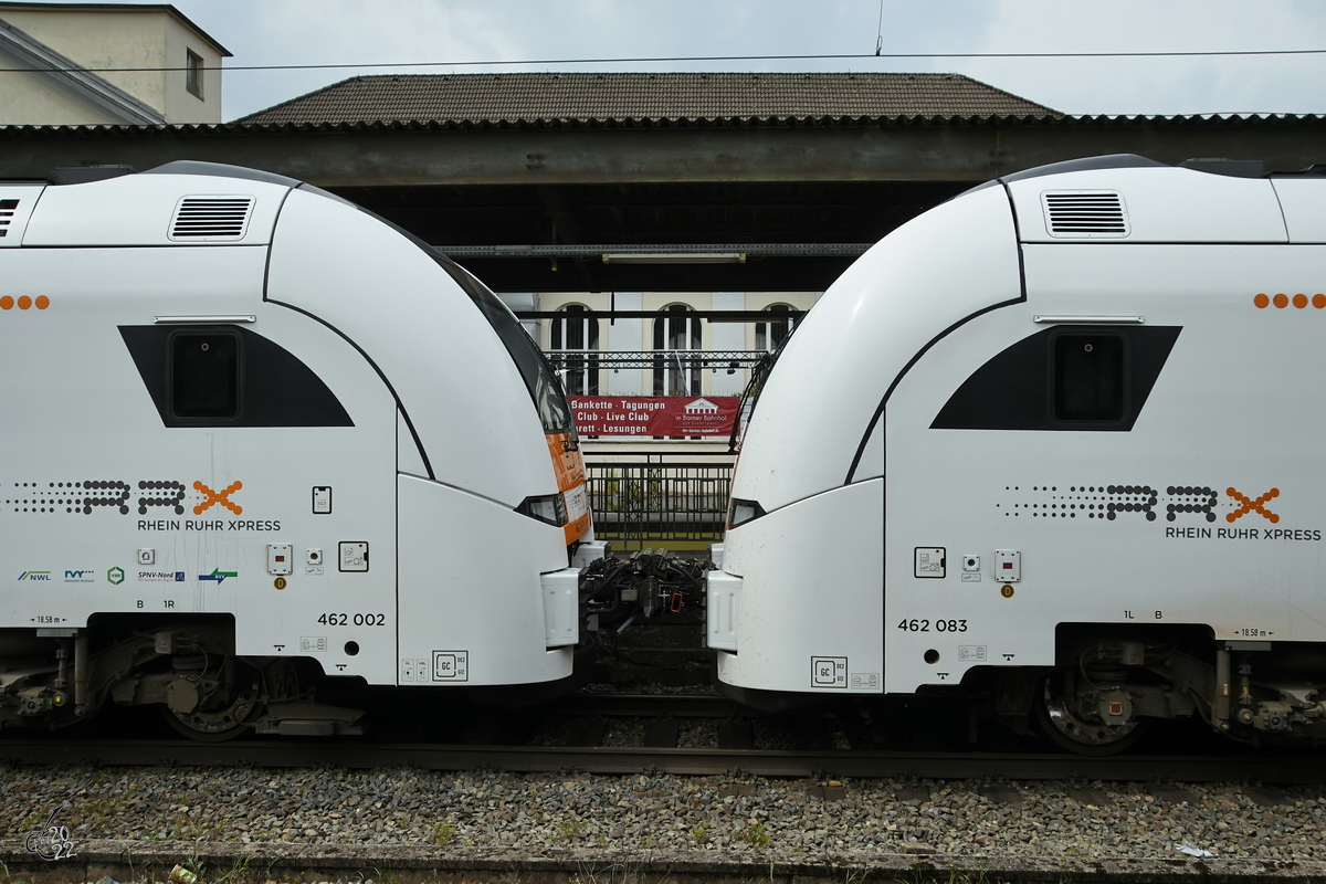 Die aneinander gekoppelten Köpfe des Elektrotriebzugduos 462 083 & 462 002, so gesehen Ende April 2022 in Wuppertal-Barmen.