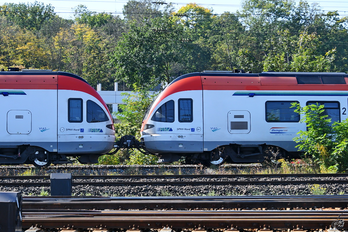 Die aneinandergekoppelten Köpfe eines 428er-Triebzugduos von VIAS, welches Anfang September 2021 in Koblenz-Lützel unterwegs war.
