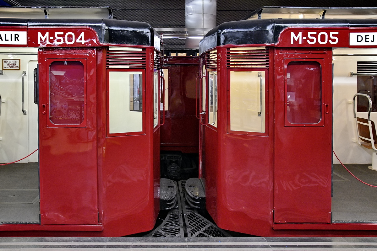 Die aneinandergekoppelten Nasen der Metrofahrzeuge M-504 und M-505  Legazpi  waren Anfang November 2022 im Bahnhof Madrid-Chamartin zu sehen.
