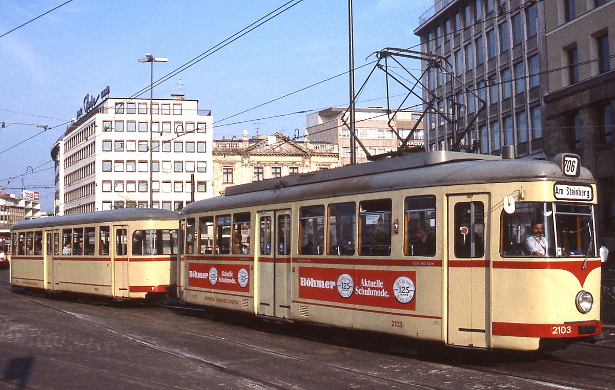 Die Anfang der 1950er Jahre in Dienst gestellten Großraumwagen der Rheinbahn wurden bis 1988 im Liniendienst eingesetzt, hier T4 2103 Mitte der 1980er Jahre als Linie 706 am Jan Wellem-Platz. Bei dem Beiwagen handelt es sich um einen der zunächst beschafften einmotorigen Triebwagen, die wegen zu schwacher Leistung später zu Beiwagen umgebaut wurden.