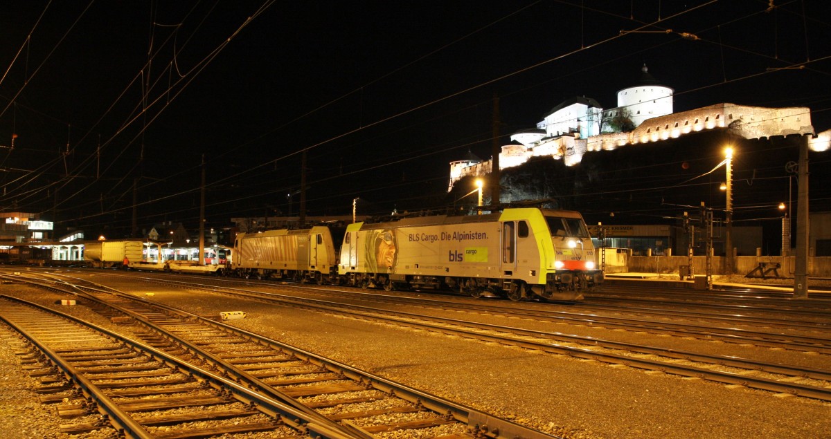 Die angemietete 486 510-1 von BLS und die 186 281-2 von LM stehen am späten Abend des 25.2.2014 mit einem KLV im Bahnhof Kufstein abfahrbereit nach Italien.