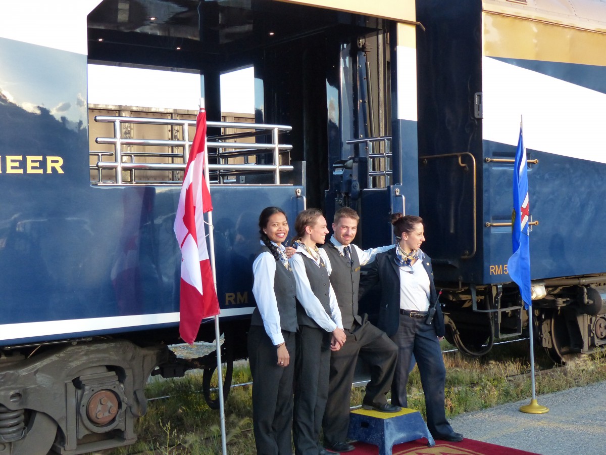 Die Angestellten eines Wagens posieren zum Abschied vor den Fahrgsten. Aufgenommen am 05.09.2013 in Jasper.