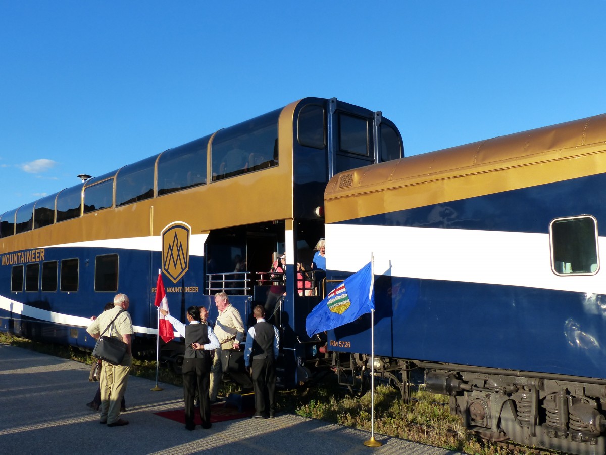 Die Angestellten helfen den Fahrgsten nach der Anknuft in Jasper am 05.09.2013 beim Aussteigen.
