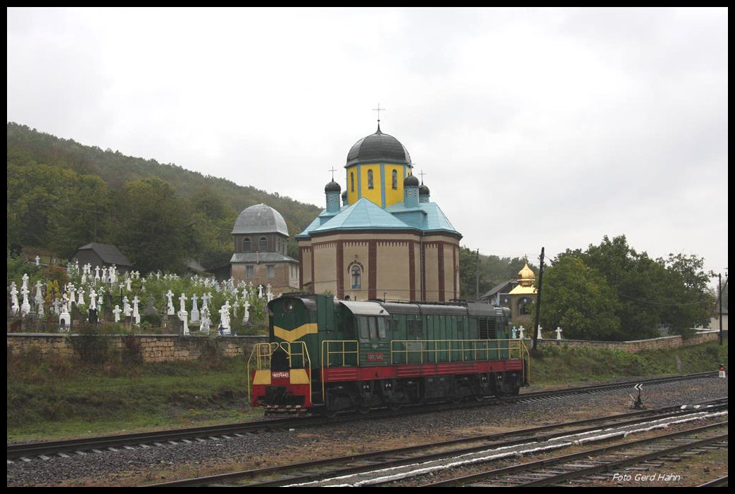 Die Angstlok CME 3-6442 stand am 12.10.2016 abgesetzt vom Sonderzug an der Bahnhofseinfahrt von Kostryschiwka.