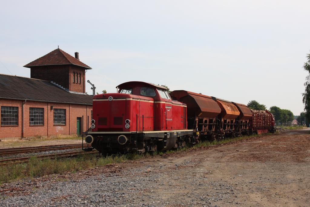Die Anlagen im Bahnhof Haselnne, links das alte BW mit Wasserturm,
passen hervorragend zur wartenden 211012 ex DB. Die Maschine ist bei 
der Emslndischen Eisenbahn, hier am 15.08.2013 abgelichtet, als Lok
Emsland IV bezeichnet.