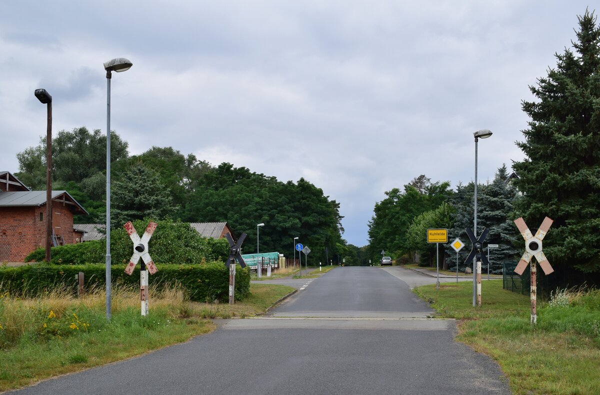 Die Anreaskreuze in Kuhfelde haben schon die besten Zeiten hinter sich. Hier sieht man die Bahnstrecke nach Oebisfelde. Die Strecke wurde 2004 durch die DB stillgelegt und zum 1. Januar 2007 von der DRE zur Streckensicherung gepachtet. Da auf dem Abschnitt Klötze - Oebisfelde von den Kommunen kein Interesse am Schienenverkehr vorlag wurde die Strecke 2008 durch die DRE abgebaut. Auf dem Abschnitt Salzwedel - Klötze befuhren 2014 und 2015 Sonderfahrten. Seither ist die Strecke ohne Verkehr und wächst stetig zu. 

Kuhfelde 31.07.2021