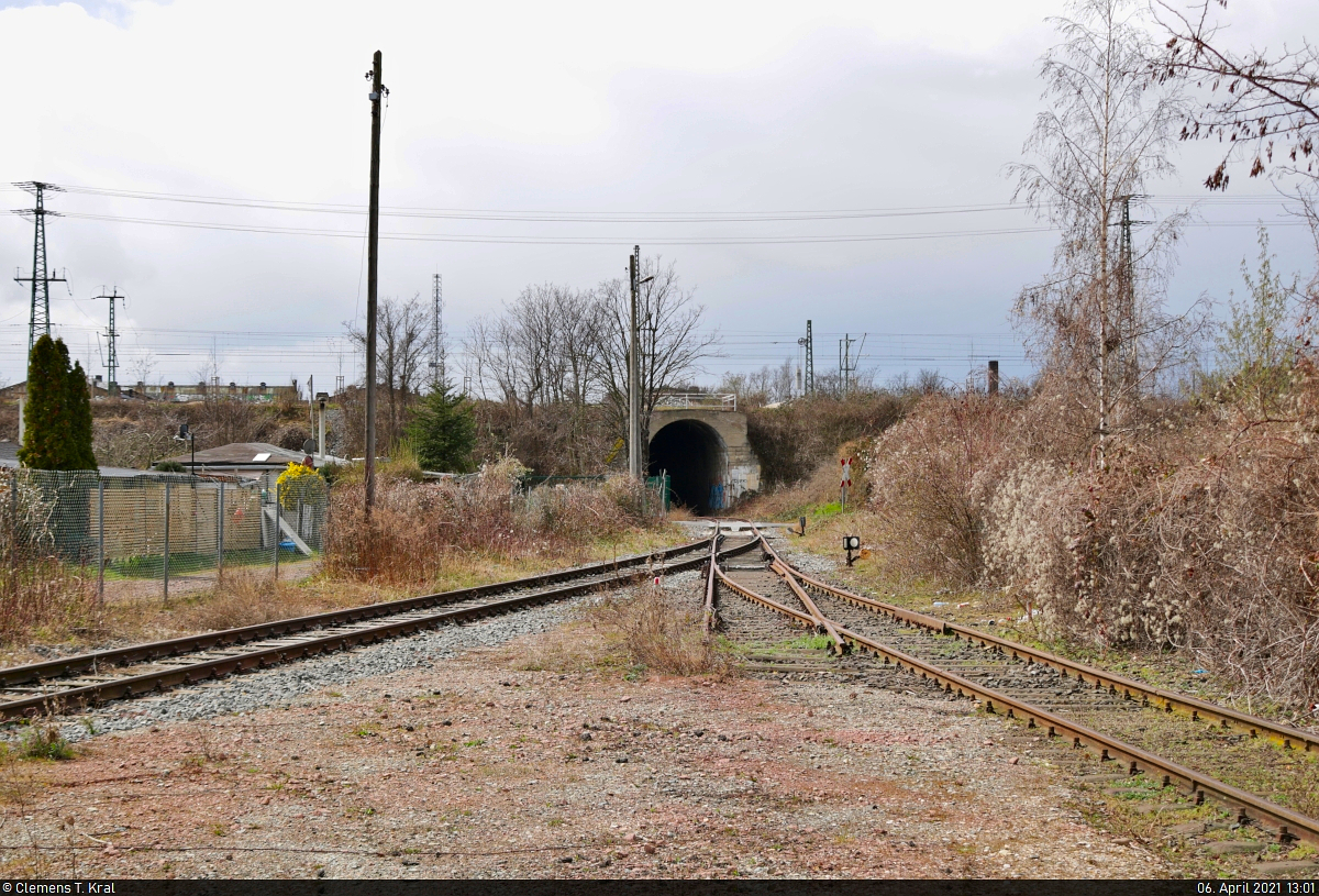 Die Anschlussbahn zum Gewerbegebiet Halle-Ost wird nur sehr sporadisch bedient. Vom alten RAW-Gelände kommend, unterquert sie in einem Tunnel die am Hauptbahnhof entlangführenden Gütergleise. Dort gab es früher sogar noch einen zweiten Schacht als Abzweig.
Von der einstigen Bedeutung zeugen diese Gleise am Kanenaer Weg, wovon heute nur noch das linke für den Transport von Großtransformatoren zum ABB Trafowerk Halle (Saale) genutzt wird. Die Firma Finsterwalder Transport & Logistik besitzt ebenfalls noch einen Anschluss, nutzt diesen meines Wissens nach aber nicht.
Zum Standort: Ich befinde mich auf einem Fußweg, der von der anderen Seite aus bis hierhin erreichbar ist.

🕓 6.4.2021 | 13:01 Uhr
