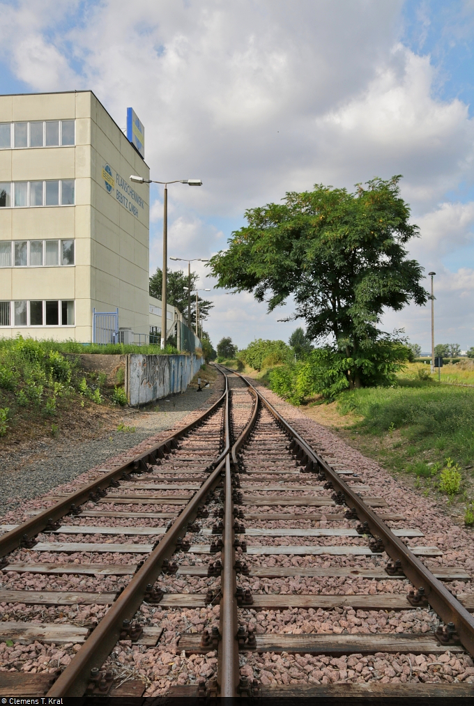 Die Anschlussgleise des inzwischen 110 Jahre alten Flanschenwerks Bebitz an der Bahnstrecke Könnern–Baalberge (6851). Nach meinem Kenntnisstand wird es nach Bedarf von DB Cargo bedient.
Aufgenommen vom unbeschrankten Bahnübergang Bebitzer Straße.

🕓 16.8.2021 | 9:55 Uhr