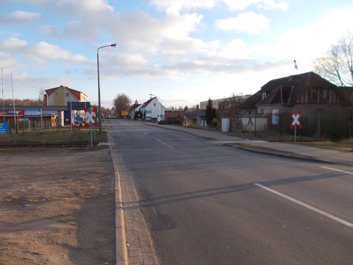 Die Anschlußstrecke zum Grimmener Schützenplatz,am 20.März 2016,beim Überqueren der B 194.