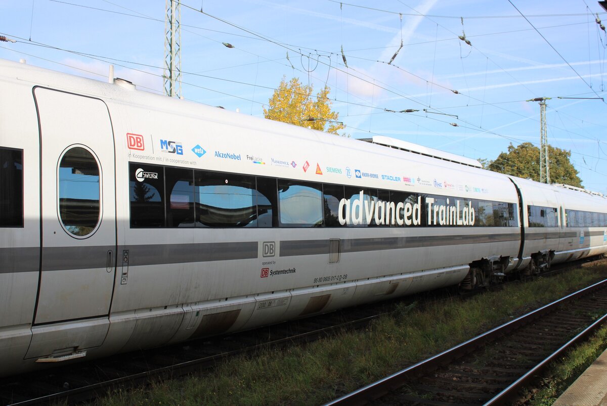 Die Anschriften und die Logos der Kooperationspartner am DB Systemtechnik 605 017-2  advanced TrainLab , beim Betriebshalt am 19.10.2026 in Magdeburg-Neustadt.