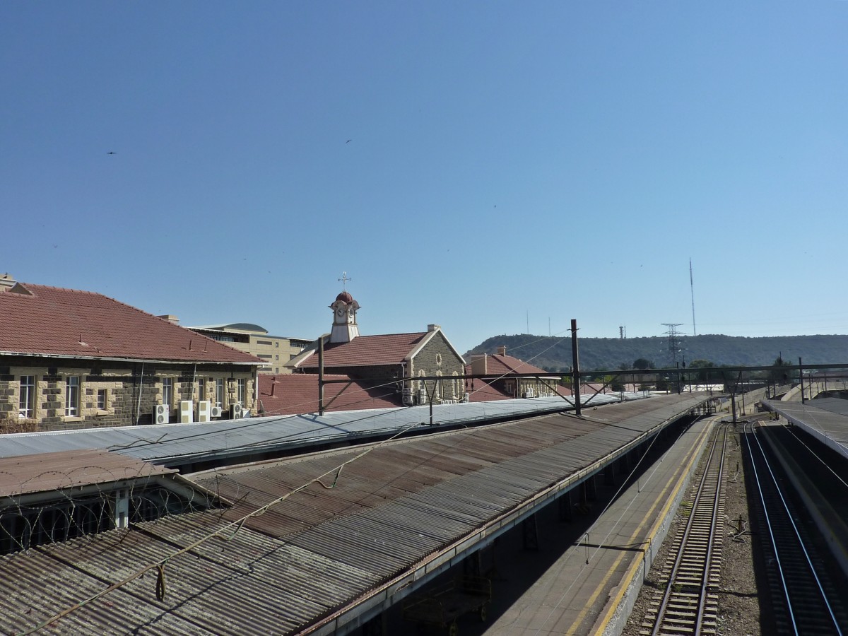 Die Anzahl der Gleise zeugt noch von der einstigen Bedeutung des Bahnknotens Bloemfontein. Trotz des sehr geringen Verkehrsaufkommen ist der Bahnhof sehr gepflegt. Aufgneommen am 05.09.2014.