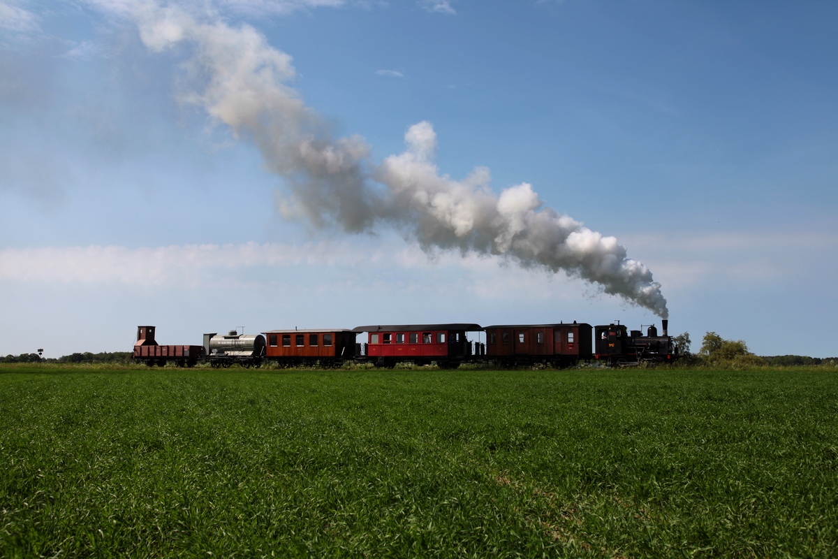 Die APB No.17 mit ihrem Zug zw. Maribo und Bandholm am 02.06.2019