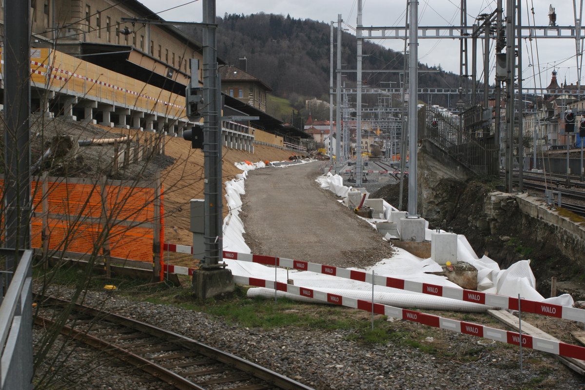 Die Appenzellerbahn baut weiter an ihrer Infrastruktur. Die aktuelle Neubaustrecke soll künftig parallel der SBB Linie nach St. Gallen Riethüsli führen, an der Gleisseite des Güterbahnhofes entlang. Ausserdem soll eine neue Haltestelle  St. Gallen Güterbahnhof  entstehen, die im Hintergrund in der Bildmitte zu stehen kommen soll. Der Grund für die Strecke ist nun errichtet, links zweigt die alte Strecke um den Güterbahnhof herum ab.
Aufnahmestandort: öffentlicher Parkplatz.
St. Gallen St. Leonhard, 27.03.2021