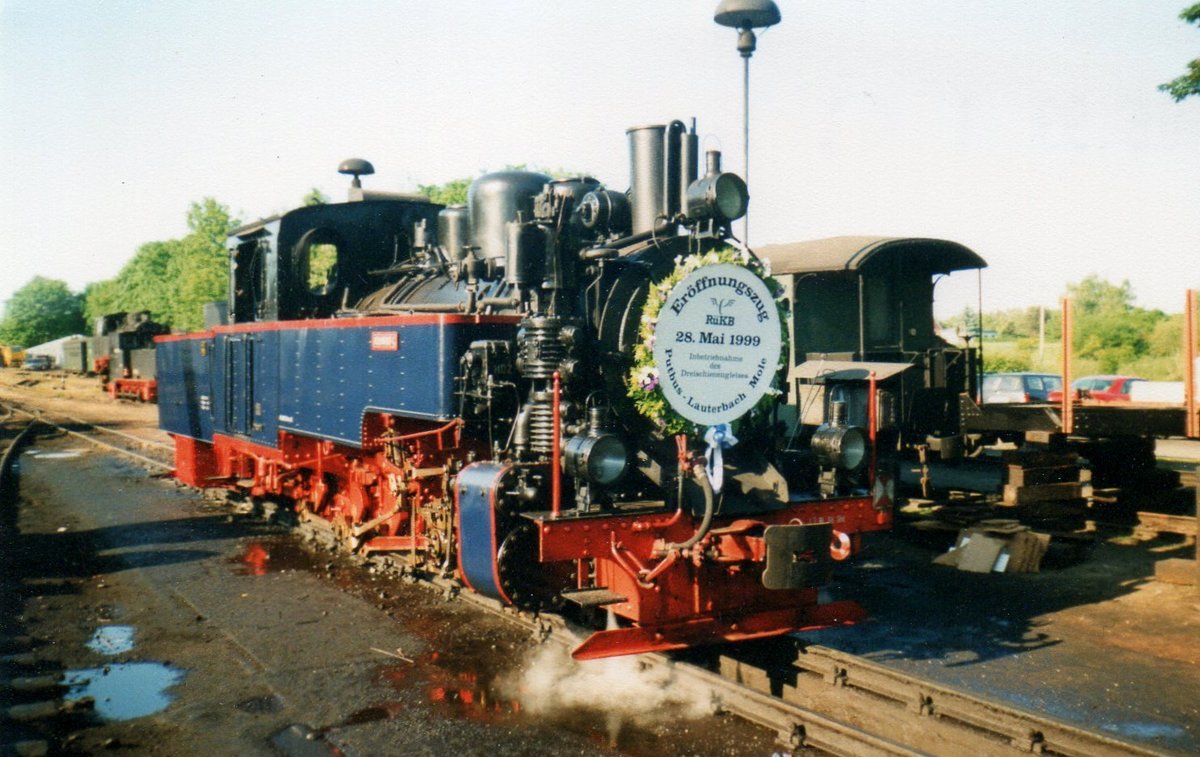 Die Aquarius C. hatte,am 28.Mai 1999,die Ehre den Eröffnungszug auf dem Dreischienengleis nach Lauterbach Mole zubespannen.Aufnahme in Putbus.