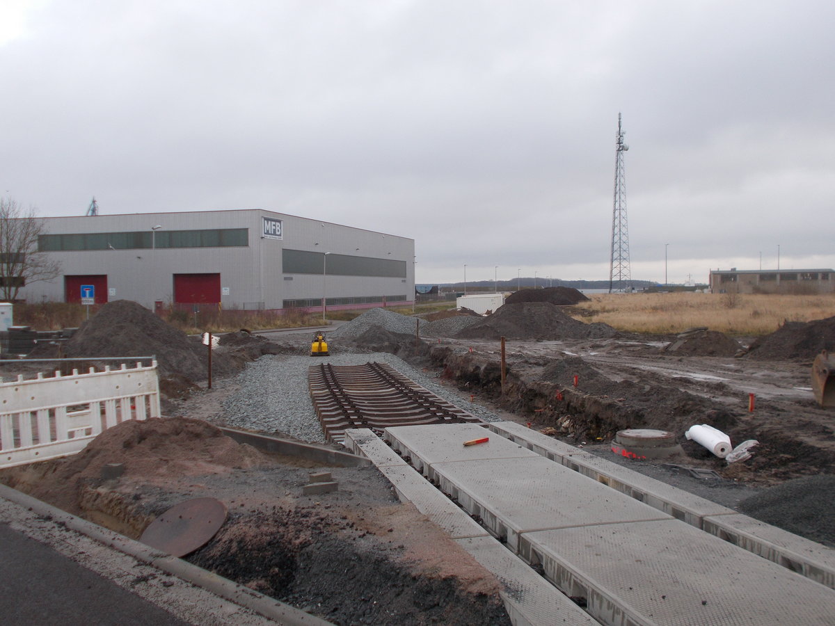 Die Arbeiten am neuen Gleis,zum neuen Frankenhafen,in Stralsund,gehen voran und lassen den zukünftigen Gleisverlauf langsam erkennen.Aufnahme vom 09.Dezember 2017.