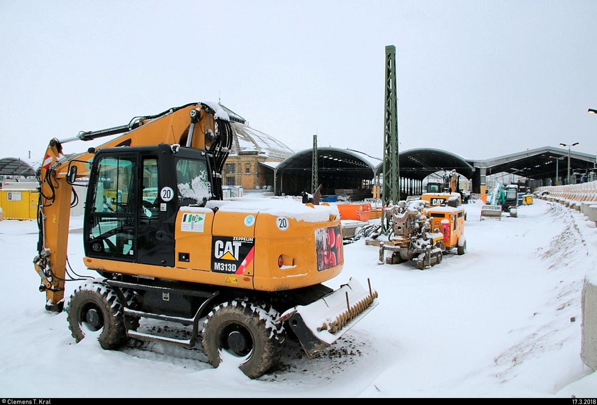 Die Arbeiten ruhten, als ich mir den bisherigen Stand der Bauarbeiten der Westseite in Halle(Saale)Hbf im Rahmen der VDE 8 anschauen wollte. Aufgenommen vom Treppenzugang zu Gleis 1/2. [17.3.2018 | 16:44 Uhr]
