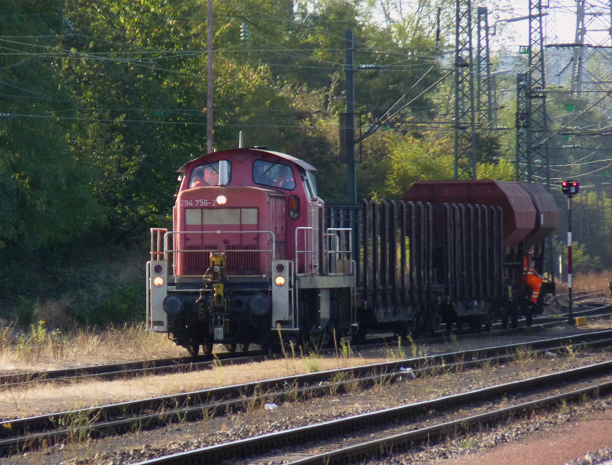 Die Arbeitstiere der ehemaligen V 90 Serie sind noch bundesweit im Einsatz.
Im Saarland findet man die Baureihe 294.5 in den Standorten Saarbrücken, Dillingen, Neunkirchen und Völklingen. 294 756 rangiert aus Dillingen kommend Güterwagen zur Abstellung im Bahnhof Ensdorf Saar. 28.09.2016