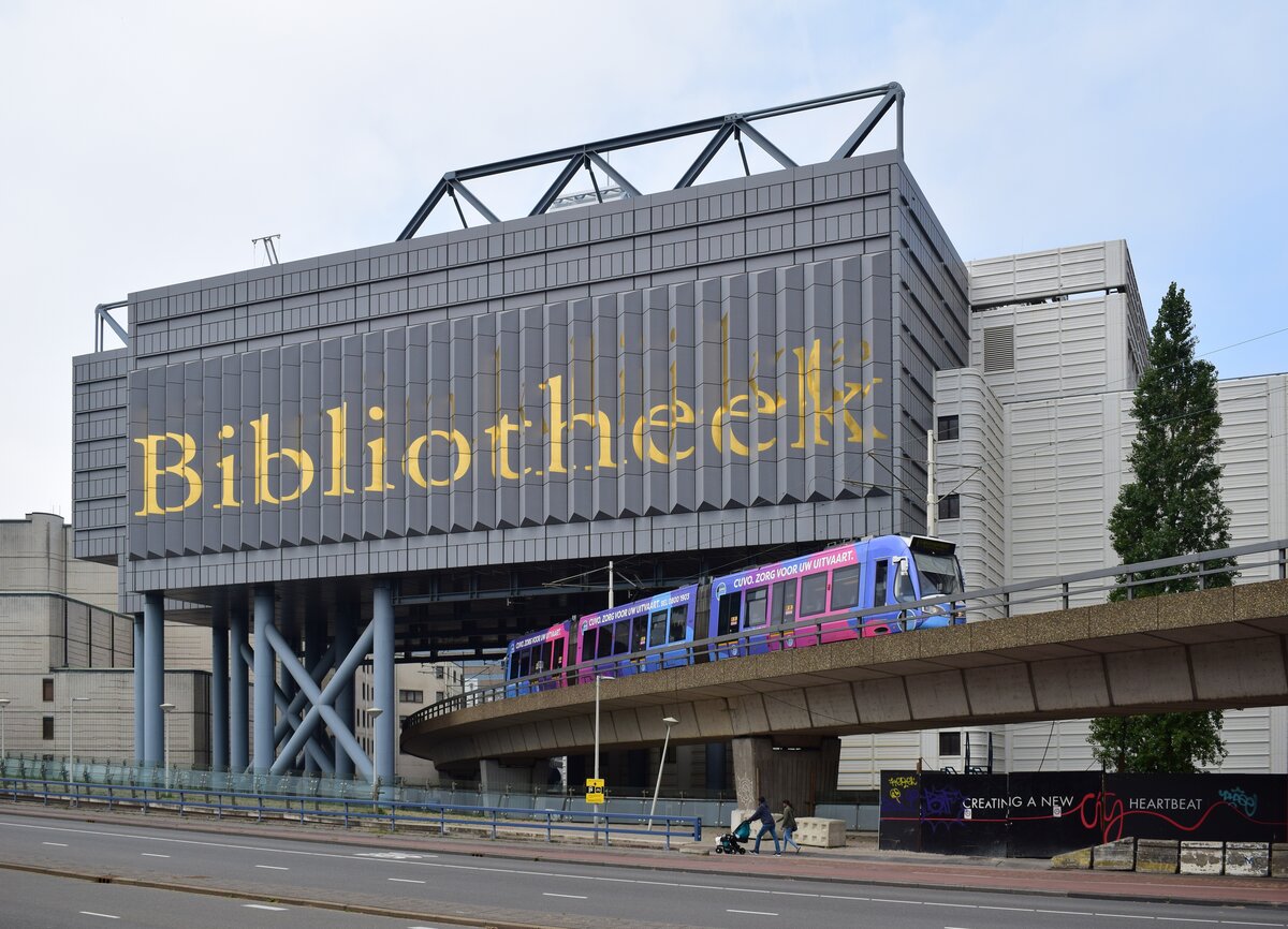 Die Architektur in den Niederlanden ist oft sehr interessant. In den Städten nutzt man jeden Platz aus. So wurde diese Bibliothek in den Haag einfach über die Strecke drüber gebaut. Hier unterquert gerade ein Alstom RegioCitadis die Bibliothek.

Den Haag 25.09.2021