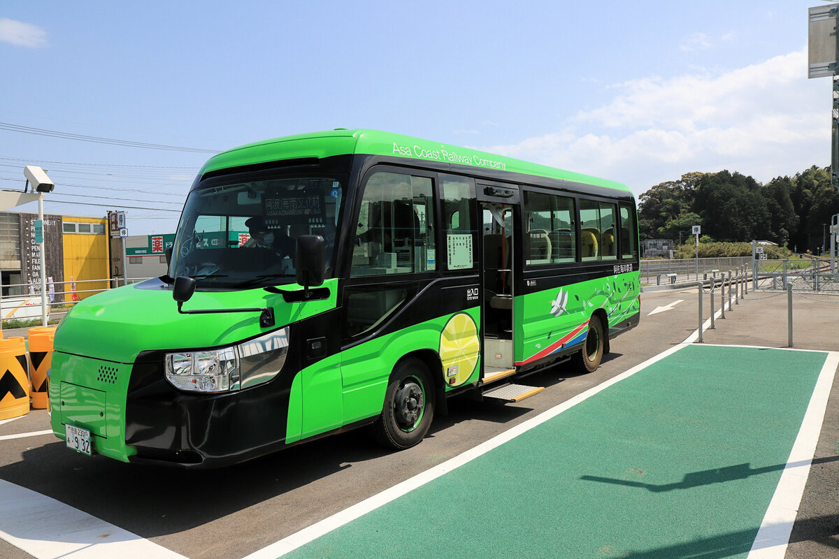 Die Asa Kaigan Bahn: Das grüne Fahrzeug hat in Awa Kainan das nördliche Ende der Bahnstrecke erreicht und wird jetzt als Strassenfahrzeug zum Regionalmuseum weiterfahren. Hier in Awa Kainan wird von der JR Shikoku Mugi Linie, die von Norden her kommt, umgestiegen. 17.April 2023 