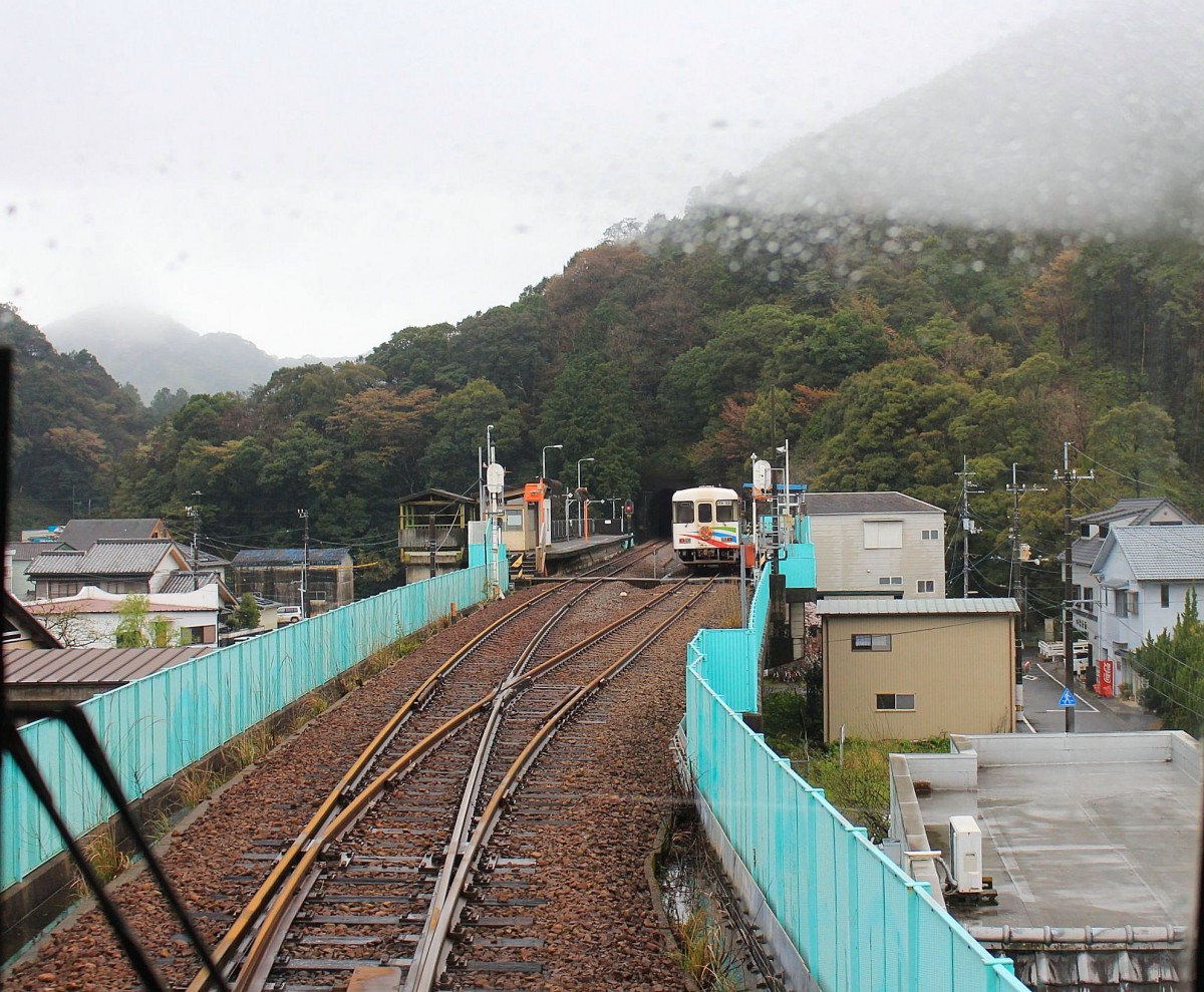 Die Asa Kaigan-Bahn: Einfahrt in die Endstation der JR-Strecke in Kaifu. Asa Kaigan-Bahn Wagen 101 wartet auf die 5 Fahrgäste, die weiterfahren wollen. 3.April 2015.