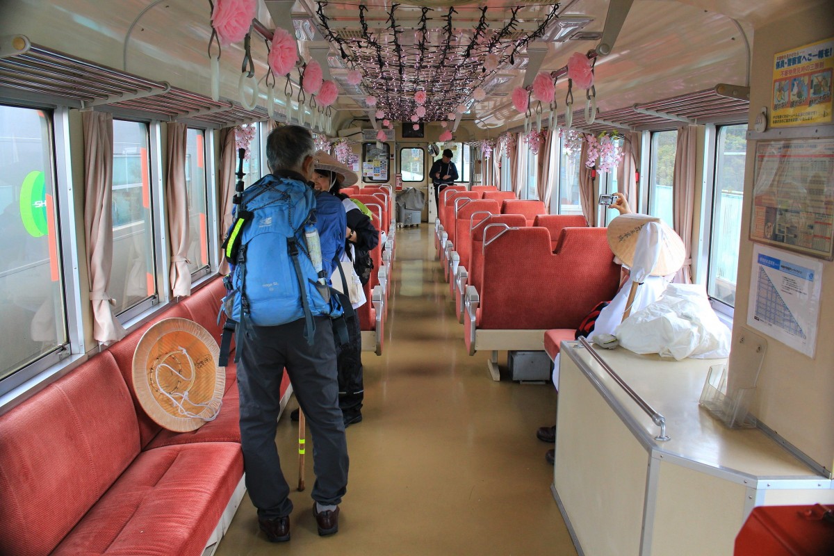 Die Asa Kaigan-Bahn: Nur 5 Fahrgäste - ausser mir ein Eisenbahnliebhaber und 3 Pilger, einer davon im traditionellen weissen Gewand (aber mit Digitalkamera). 3.April 2015. 