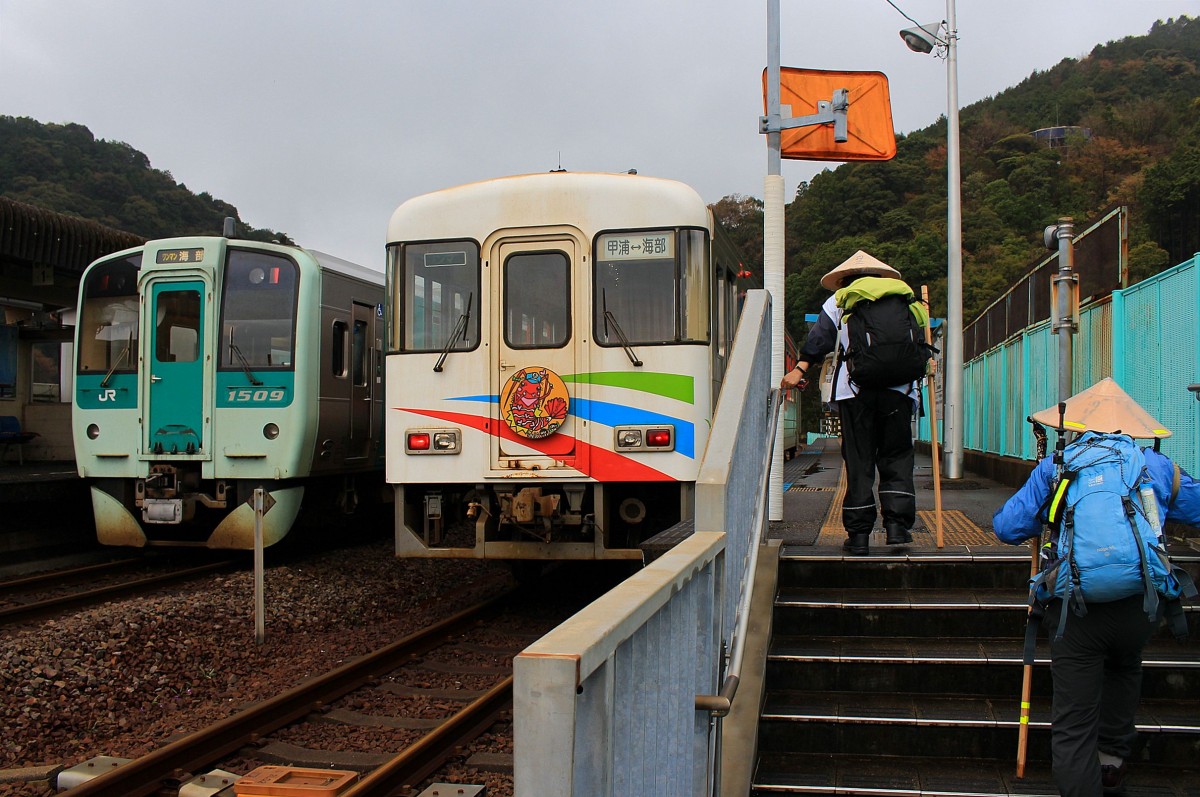 Die Asa Kaigan-Bahn: Pilger besteigen den Wagen 101 in Kaifu. Links daneben Wagen 1509 von JR Shikoku. 3.April 2015. 