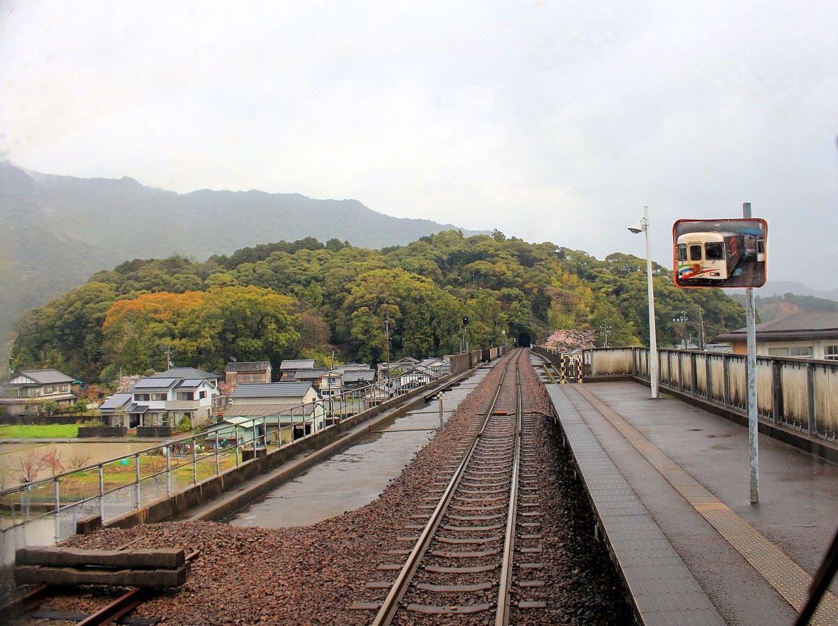 Die Asa Kaigan-Bahn in Shishikui, der einzigen Unterwegsstation, 3.April 2015. Triebwagen 101 im Spiegel. 