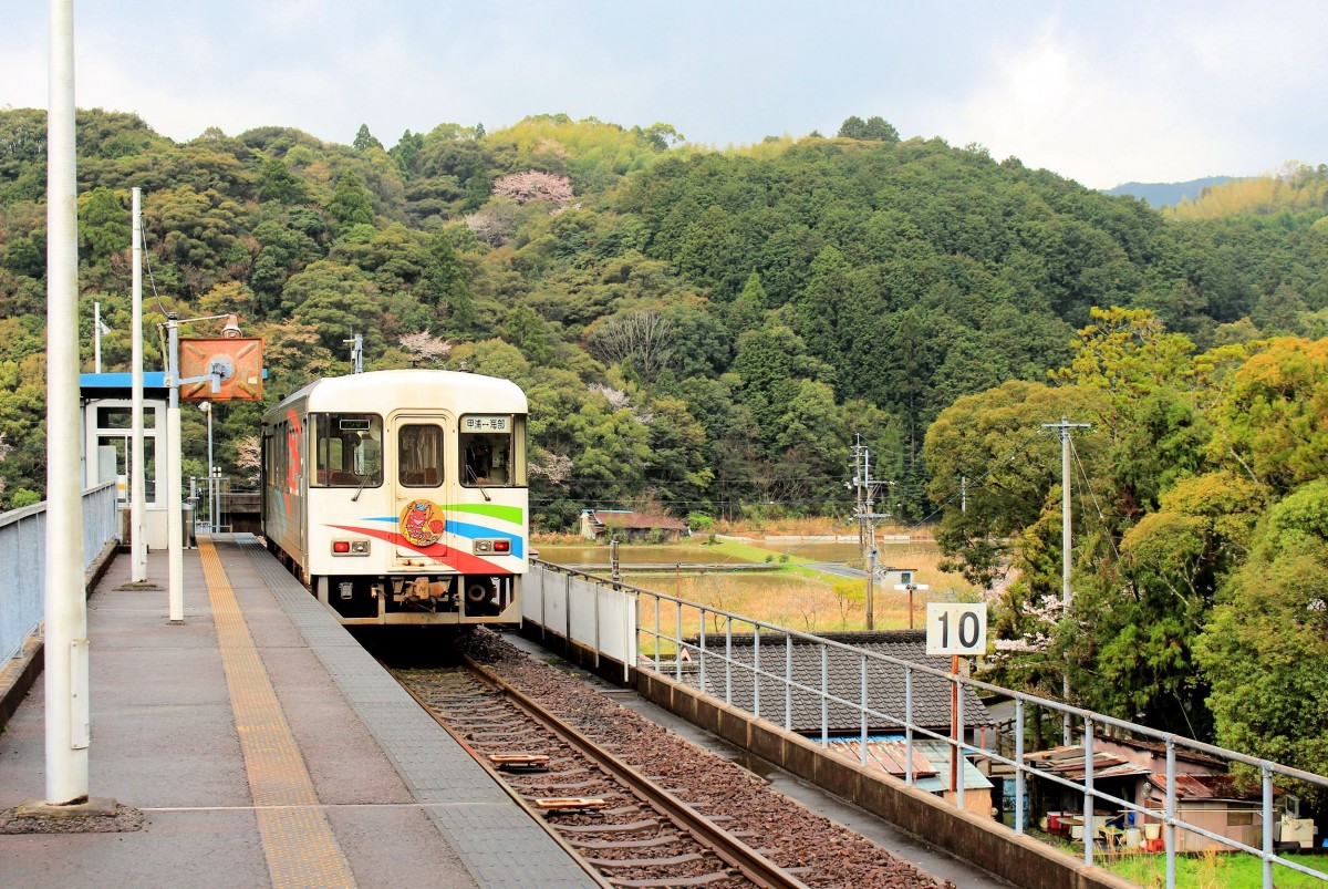 Die Asa Kaigan-Bahn, die unrentabelste Bahn Japans: Wagen 101 in Kannoura am Ende der Linie, 3.April 2015. 