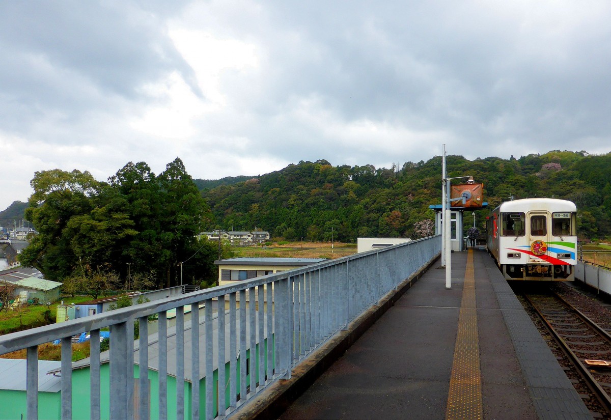 Die Asa Kaigan-Bahn: Wagen 101 am Ende der Strecke in Kannoura. Das hätte eine flotte Verbindung nach Süd-Shikoku werden sollen, gut trassiert in erhöhter Lage, doch die Präfektur Kôchi stoppte den Weiterbau aus Kostengründen. 3.April 2015. 