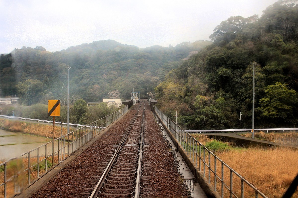 Die Asa Kaigan-Bahn: Was ist denn dort vorne los? Eine Mauer quer über dem Gleis? Kannoura, 3.April 2015. 
