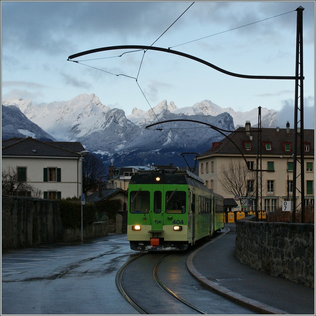 Die ASD fährt wieder! Und nach der gründliche Revision sind zumindest in Aigle die schönen Fahrleitungsmasten aus dem Eröffnungsjahr 1914 erhalten geblieben.
ASD Regionalzug 426 kurz nach der Haltestelle Aigle Place du Marché.
5. Jan. 2014