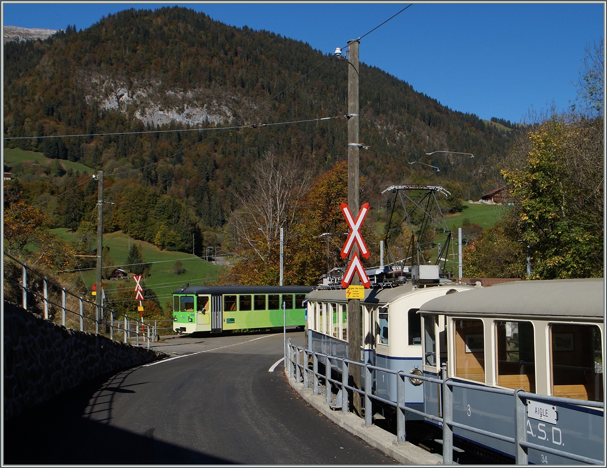Die ASD Strecke Aigle Les Diablerets führt bis nach Les Sépey, wo die Züge die Fahrtrichtung wechseln und dabei die Strecke vom Abzweigung Les Planches nach Le Sépey zweimal befahren. 
Das Bild zeigt einen ASD Extrazug Les Diablerets - Aigle kurz vor Les Planches, der dem Regelzug, welcher bereits wieder von Le Sépey zurückkommt, erst folgte und nun dessen Kreuzung abwarten muss.
18. Okt. 2014 