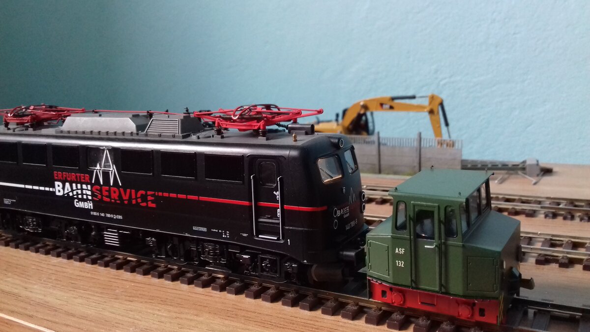 Die ASF EL16 zur Bewegung von E-lokomotiven neben dem Depot (19.04.2022).