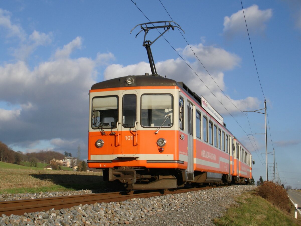 Die ASm-Be 4/4 101 und Bt 354 (beide Baujahr 1966) am 27. November 2007 als Regionalzug zwischen Wiedlisbach und Attiswil. Der Triebwagen wurde 2008 für den Kiesverkehr auf die BTI verschoben und 2014 nach einem Unfall abgebrochen, der Steuerwagen wurde 2012 abgebrochen.
