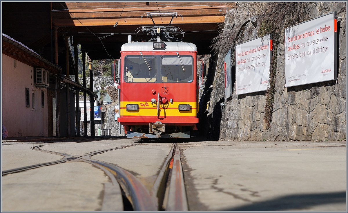 Die in den Asphalt eingelassenen Gleise beim Bahnhof von Villars sur Ollon nutzen nicht nur Passanten auf dem Weg von einem Ortsteil in den andern, und vereinzelte Züge bei Rangierbewegungen, sondern auch Bahnfotografen: Die TPC BVB HGe 4/4 31 in Villars sur Ollon.
5. März 2019 