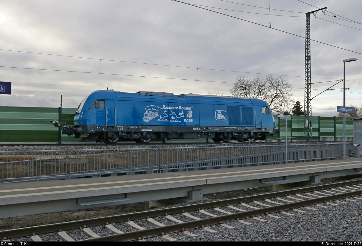 Die auf Messfahrt befindliche 223 052-2 (253 015-8 | Siemens ER20) kam unvermittelt aus Richtung Angersdorf zurück und befährt nun in Halle Rosengarten die Verbindungskurve über die Argentinierbrücke nach Halle-Ammendorf. Die Aufnahme erfolgte spontan von Bahnsteig 2, an dem die Lok etwa <a href= https://www.bahnbilder.de/bild/Deutschland~Galerien~Messzuge/1288634/223-052-2-253-015-8--siemens.html  target= _blank >eine Stunde zuvor</a> vorbeikam.

🧰 Eisenbahn-Bau- und Betriebsgesellschaft Pressnitztalbahn mbH (PRESS)
🚩 Bahnstrecke Halle–Hann. Münden (KBS 590)
🕓 15.12.2021 | 11:32 Uhr