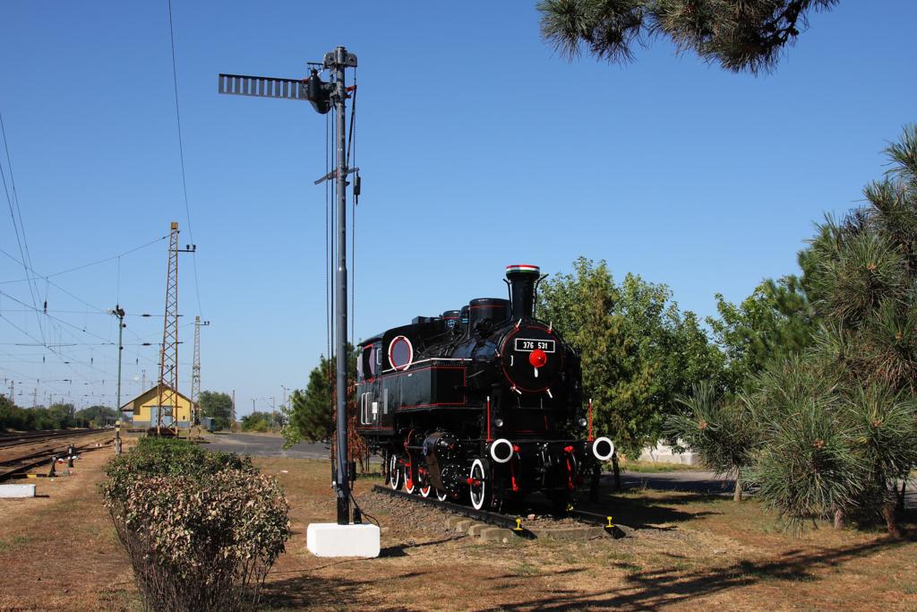 Die aufgefrischte Denkmallok 376531 am Bahnhof Mezökövesd am 28.8.2012 von der 
Südseite gesehen.