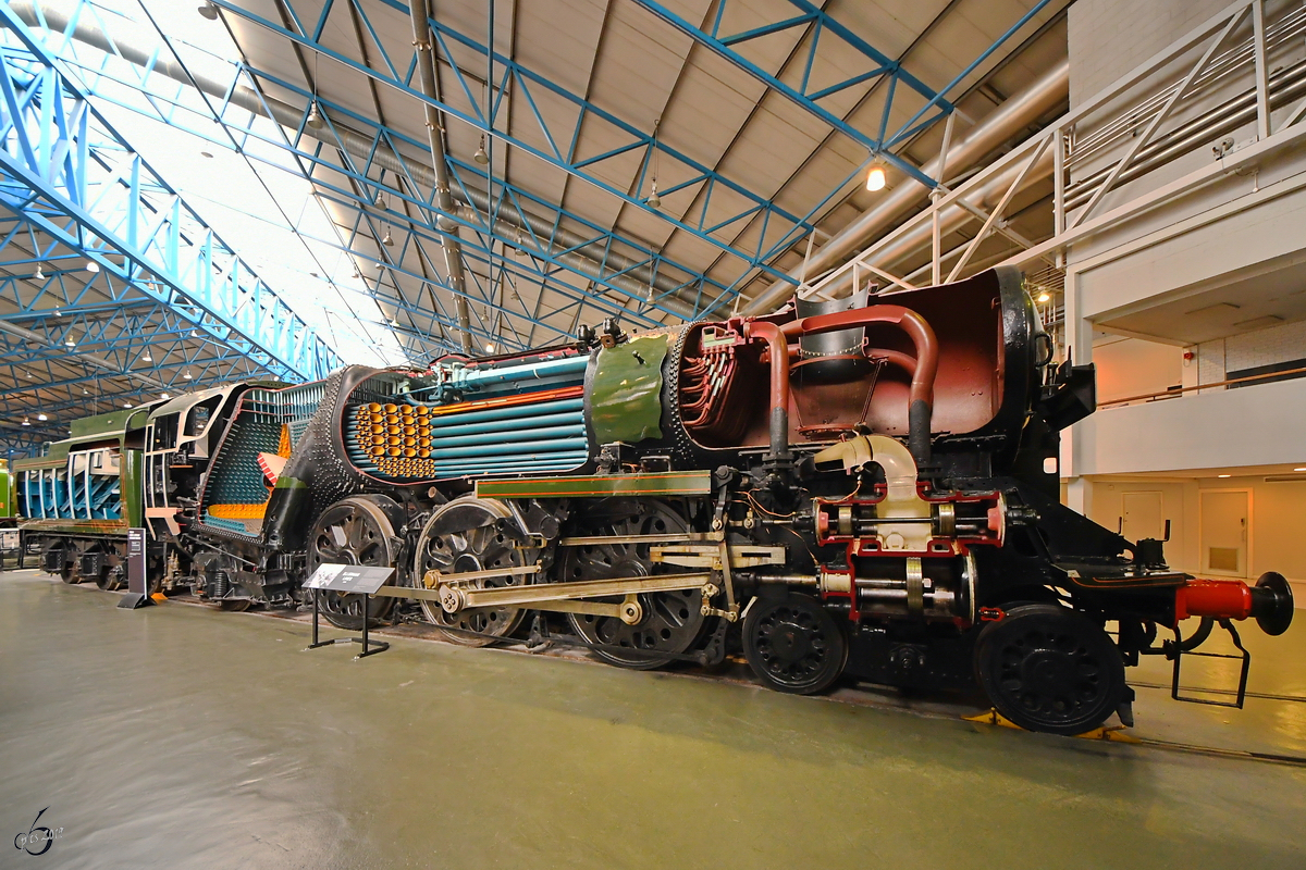 Die aufgeschnittene Dampflokomotive No 35029  Ellerman Lines  der Southern Railway wurde 1949 gebaut. (National Railway Museum York, Mai 2019)