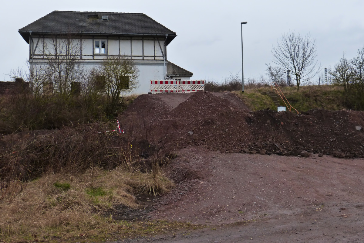 Die aufgeschüttete Auffahrt lässt es ahnen: Die Tage des Stellwerkes am westlichen Ende des Bahnhofes Nordhausen sind gezählt 27.03.2016