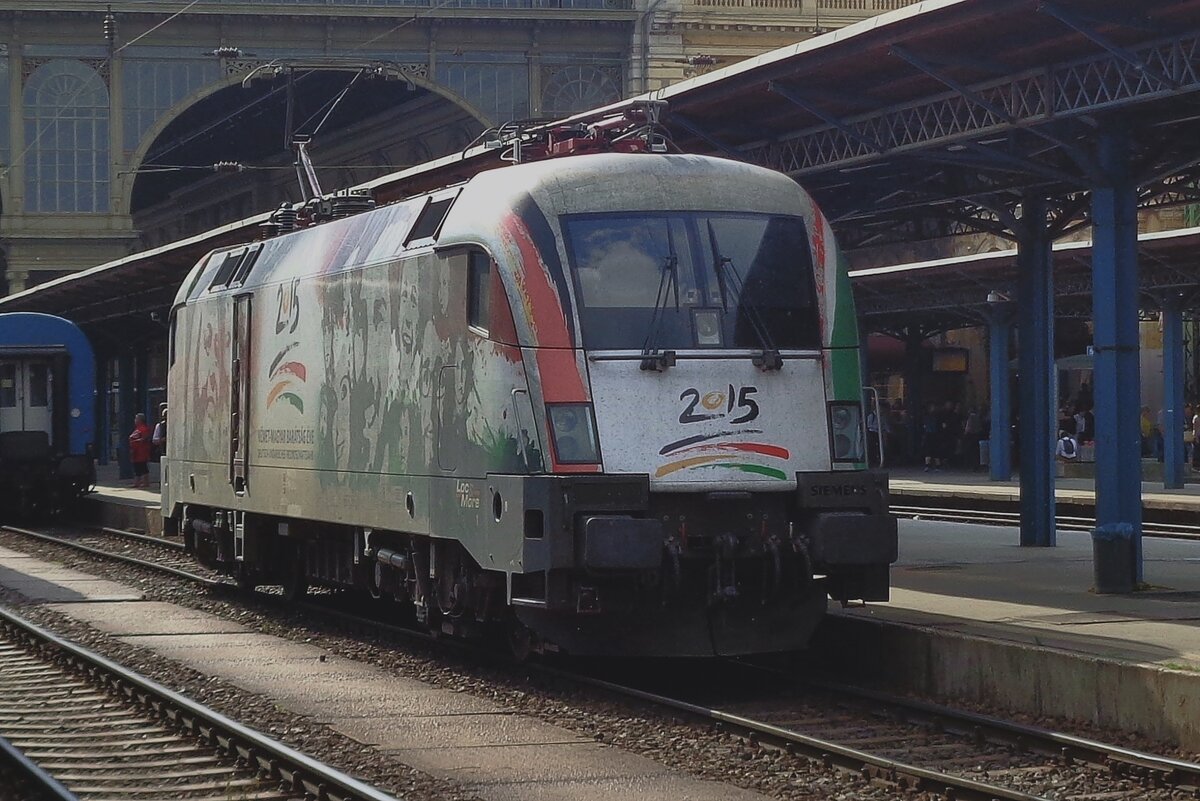 Die Aufkleber für 25 jahre Pan-Europäischer Picknick (1989 an die Österreichiasch-Ungarischen Grenze bei Sopron) sind schon verschlissen wan 470 003 sich in Budapest-Keleti vor ein IC nach Szombathely setzt am 11 Mai 2018. 