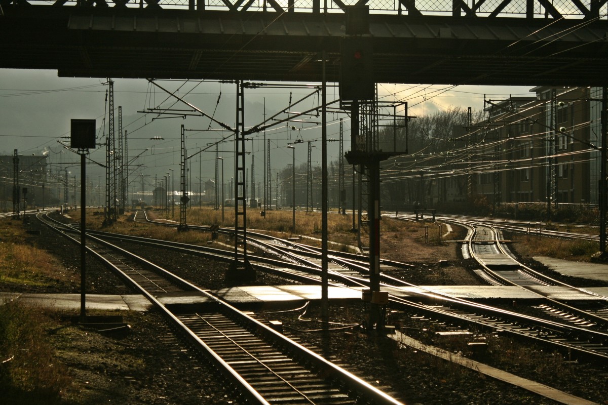 Die Aufnahme des Freiburger Gleisvorfelds gelang mit am Nachmittag des 14.12.13. Im Vordergrund ist das ASig (Ausfahrsignal) 75N303 zu sehen.
Über eine Rückmeldung zu diesem Bild würde ich mich freuen.