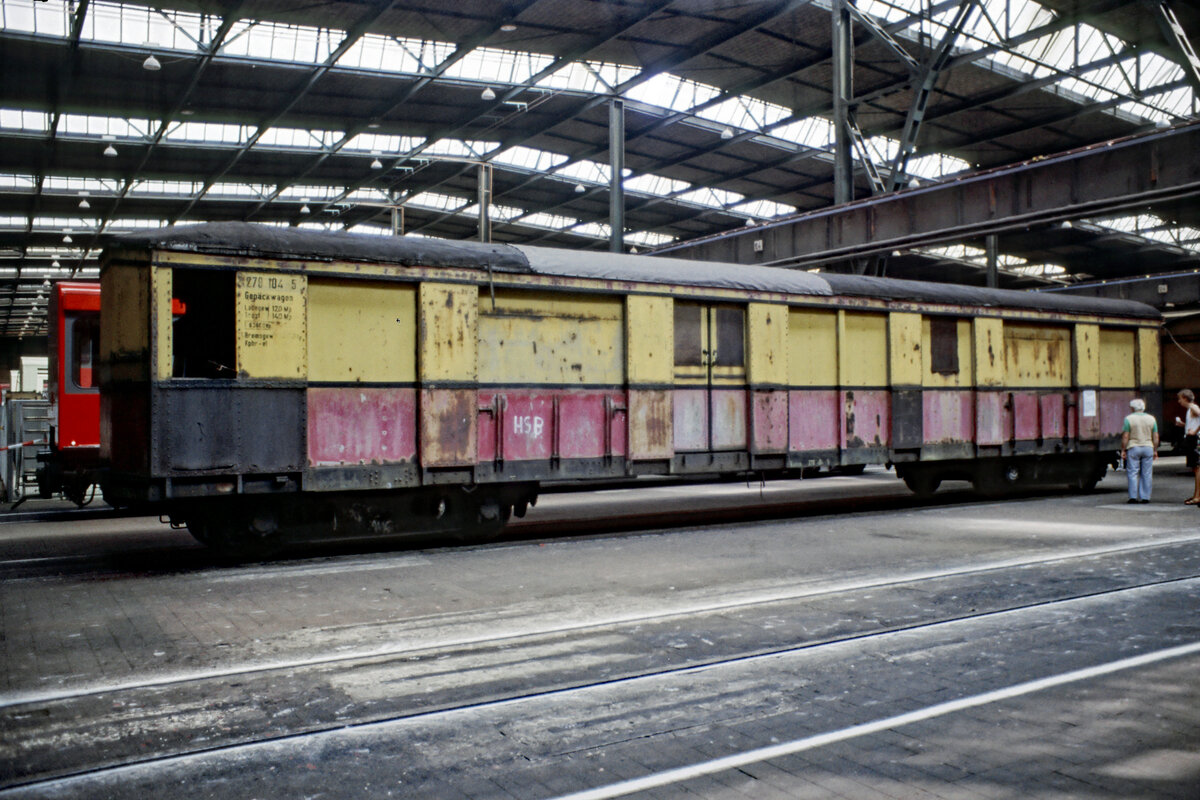 Die Aufnahme des seit 1950 als Gepäckwagen genutzten 278 104 entstand am 06.08.1994 im Raw. Berlin-Schöneweide. Das Fahrzeug vom Typ  Oranienburg  wurde 1926 geliefert, trug zwischenzeitlich die Nummer EB 168 030 und diente nach seiner Aussonderung als Aufenthaltswagen im Raw. Berlin-Schöneweide.