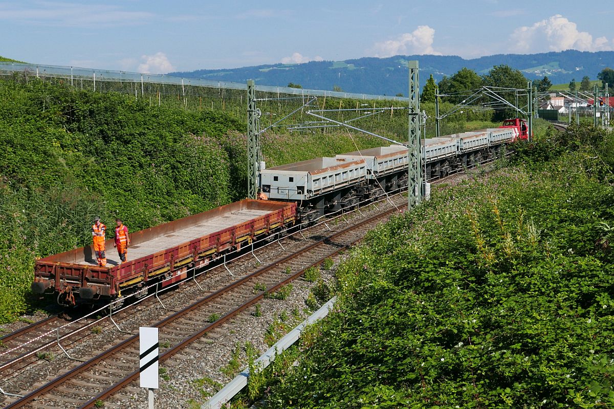  Die Augen des Tf  - Wenige Kilometer nach der Entleerung der mit altem Gleisschotter bef�llten Sch�ttgutkippwagen bei Oberreitnau, bremst DE81 der RheinCargo in der N�he des Lindauer Ortsteils Sch�nau die Wagen das Gef�lle hinunter zur Baustelle in Bodolz (10.08.2020).