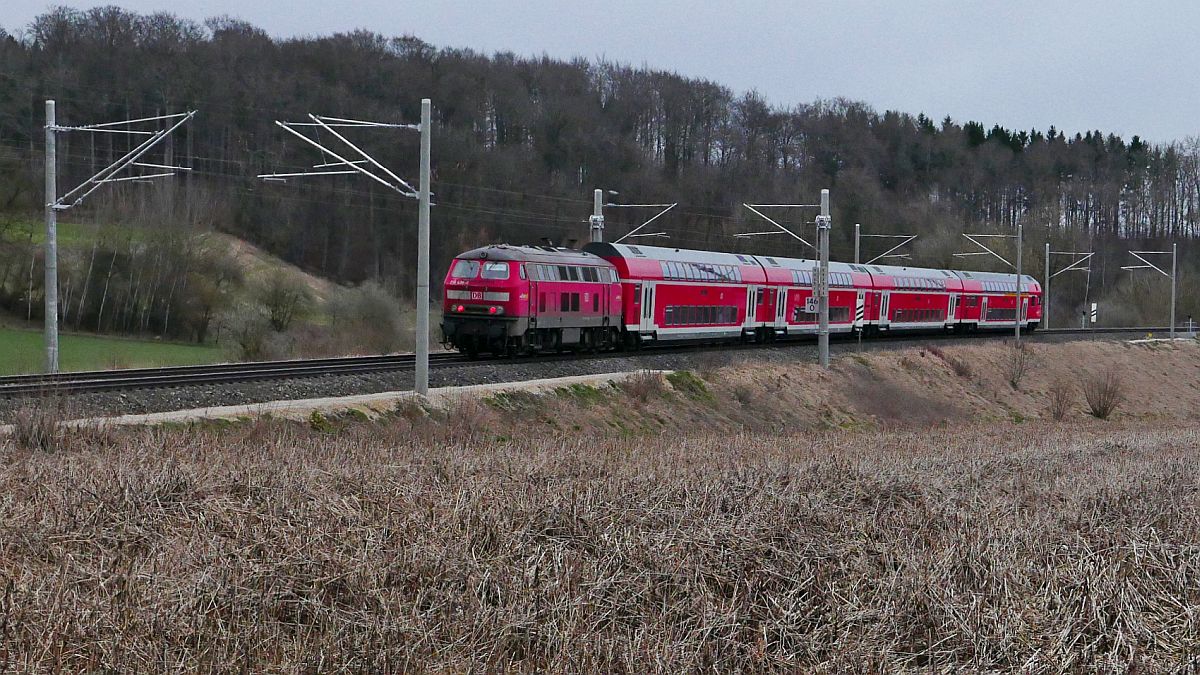 Die in Aulendorf gestartet 218 438-0 schiebt die Wagen des RE 4228 nach Stuttgart am 02.03.2020 an Winterstettenstadt vorbei.